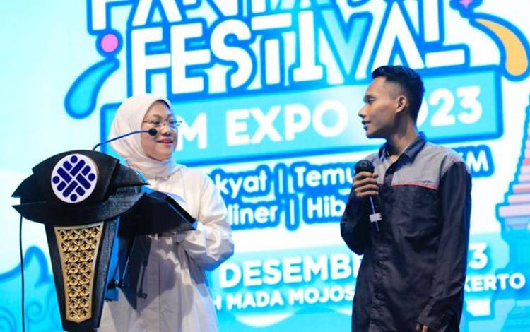Menaker Ida Fauziyah berbincang dengan salah satu peserta di kegiatan Tenaga Kerja Mandiri (TKM) Expo di GOR Gajah Mada, Mojosari, kota Mojokerto, Jawa Timur, Sabtu (24/12/2023). (ANTARA/HO-Kemnaker)