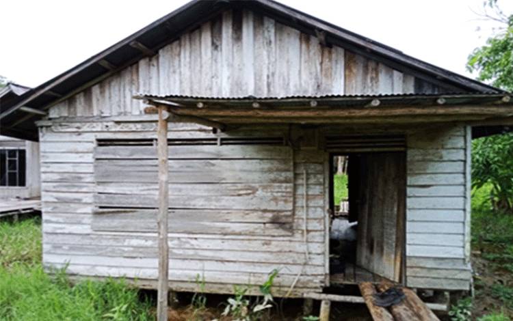 Penerima program perbaikan rumah tidak layak huni di wilayah Kabupaten Pulang Pisau. (FOTO:RILIS)