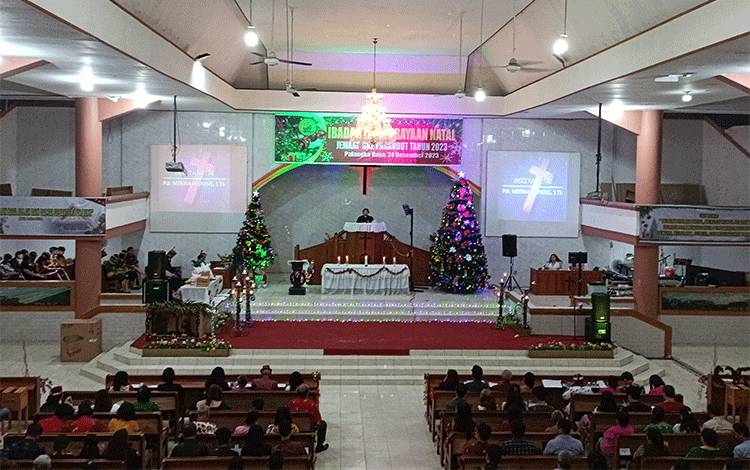 Perayaan Natal Jemaat GKE Pahandut di Gereja Imanuel. (FOTO: HENDRI)