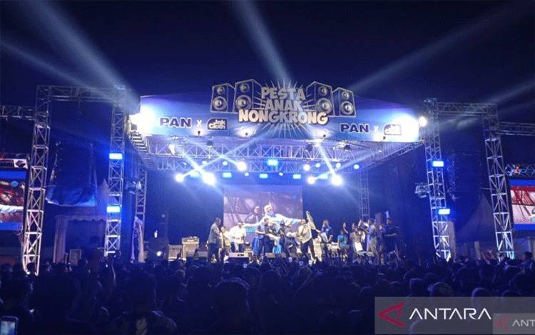 "Pesta Anak Nongkrong" yang digelar oleh Partai Amanat Nasional (PAN) di Lapangan Ole-Ole Ngagel, Kota Surabaya, Jawa Timur, Minggu (24/12/2023) malam. ANTARA/Ananto Pradana