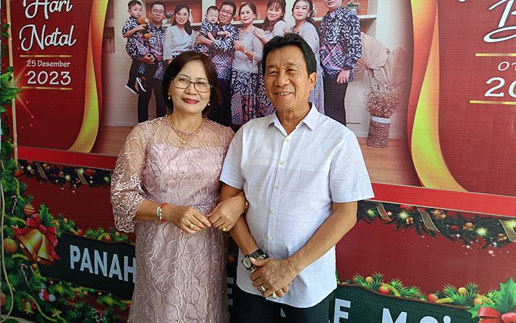 Sekretaris Daerah Barito Timur Panahan Moetar bersama istri di sela waktu menerima tamu Open House Natal di Tamiang Layang, Senin, 25 Desember 2023. (FOTO: BOLE MALO)
