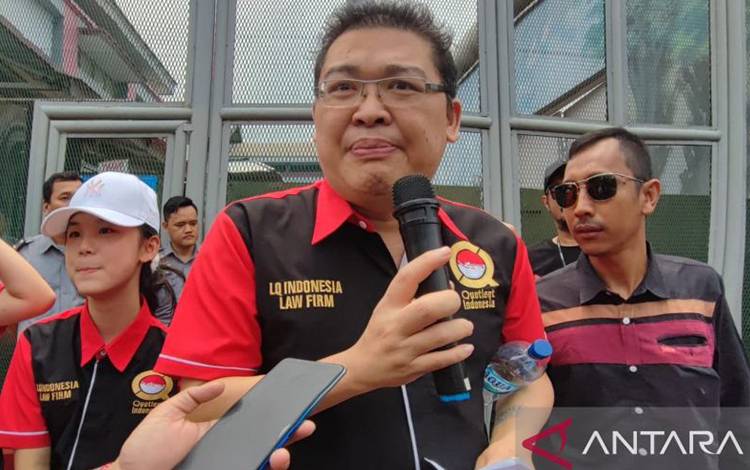 Pengacara Alvin Lim saat memberikan keterangan pers usai bebas murni setelah mendapatkan remisi Natal 2023 di Lapas Kelas I Cipinang, Jakarta Timur, Senin (25/12/2023). ANTARA/Syaiful Hakim