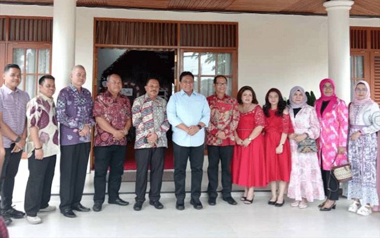 Foto bersama Wagub Kalteng H Edy Pratowo saat silahturahmi di rumah kediaman Rektor Universitas Palangka Raya Salampak, Senin, 25 Desember 2023 (Foto:Istimewa)
