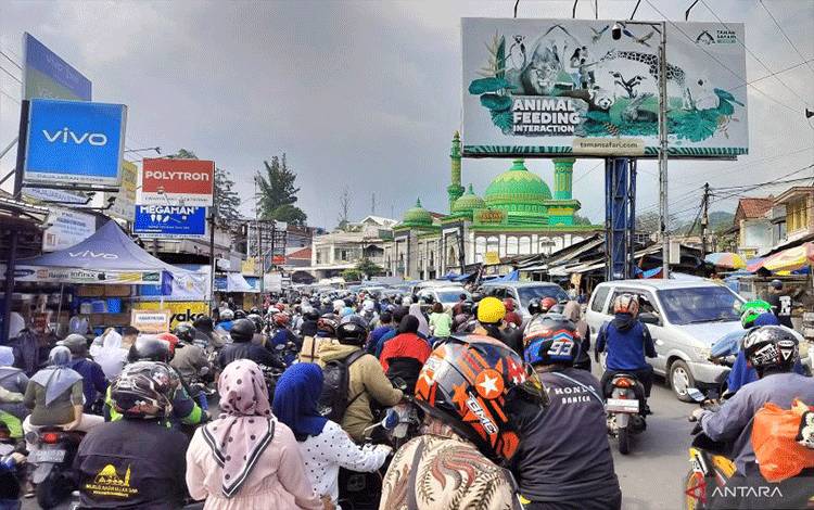 Kondisi lalu lintas di Jalur Wisata Puncak, Kabupaten Bogor, Jawa Barat. (ANTARA/M Fikri Setiawan)