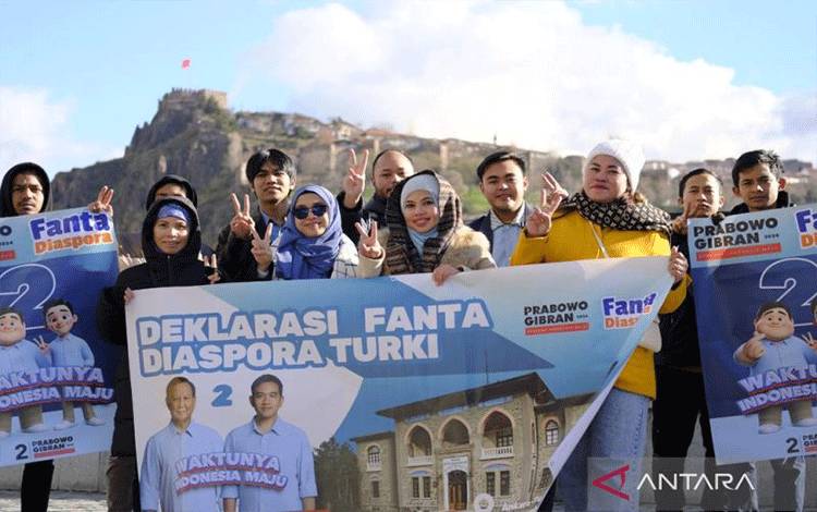 Diaspora Indonesia di Turki saat deklarasi dukungan kepada pasangan calon Prabowo Subianto-Gibran Rakabuming Raka di Turki, Minggu (24/12/2023). (ANTARA/HO-Tim Media Prabowo Subianto)