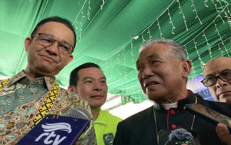 Calon presiden nomor urut 1 Anies Baswedan bersama Uskup Agung Pontianak Mgr. Agustinus Agus di Pontianak, Kalimantan Barat, Selasa (26/12/2023). (ANTARA/HO-Timnas AMIN)