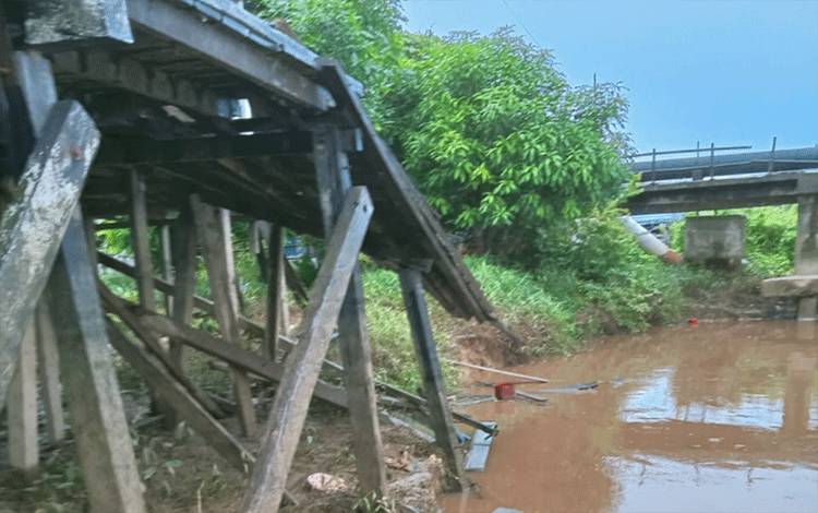 Kondisi jembatan Ulin yang runtuh akibat ablasi (Foto : Pathur)