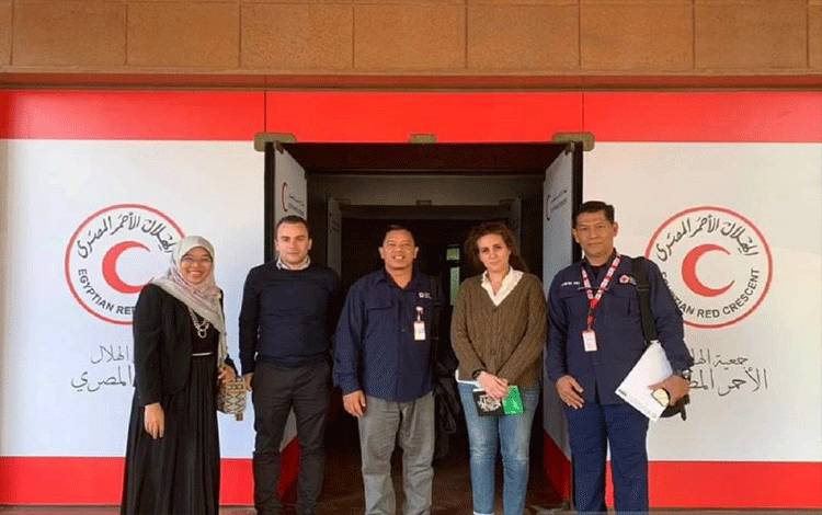 Tim PMI yang diutus untuk memasok bantuan ke Gaza, Palestina saat berkoordinasi di Markas Bulan Sabit Merah Mesir di Kairo, Mesir pada Selasa, (26/12/2023). ANTARA/HO/Humas PMI Pusat.