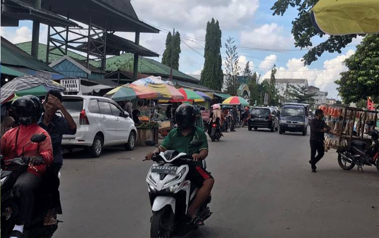 Situasi lokasi pasar subuh Sampit yang dikeluhkan warga terhadap juru parkir. (FOTO: IST*