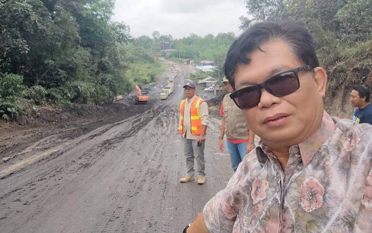 Ketua Komisi IV DPRD Provinsi Kalteng Sriosako saat meninjau lokasi jalan rusak. (FOTO: MARINI)