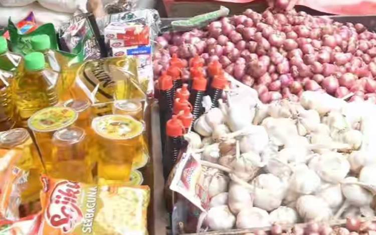 Sejumlah bahan kebutuhan pokok yang dijual di kawasan Pasar Kota Kuala Kapuas. (FOTO: IST)