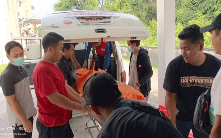 Jenazah korban yang tewas terlibat kecelakaan dengan truk saat dievakuasi ke rumah jenazah rumah sakit dr. Murjani Sampit. (FOTO: IST)