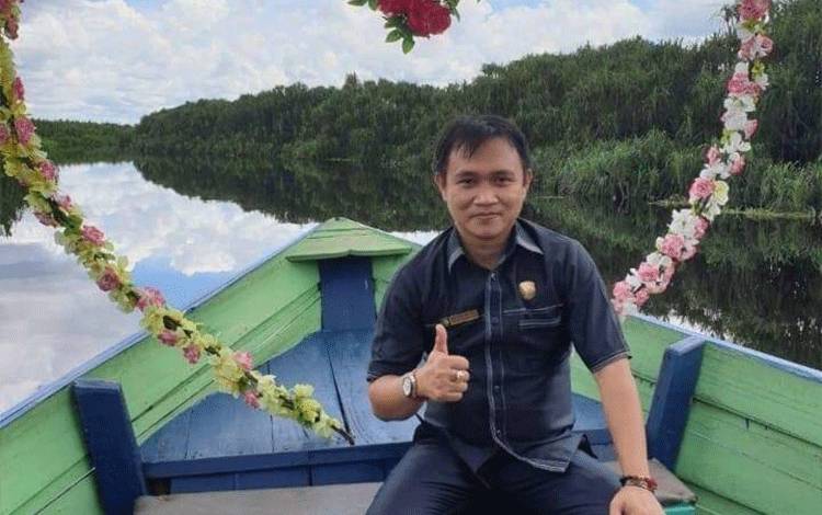 Anggota Komisi B DPRD Palangka Raya Jhony Arianto Putra saat menikmati wisata susur sungai air hitam Sebangau. (Foto : IST)