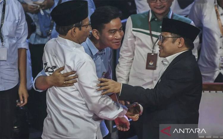 Cawapres nomor urut 1 Muhaimin Iskandar (kanan) berbincang dengan cawapres nomor urut 2 Gibran Rakabuming Raka (tengah) dan cawapres nomor urut 3 Mahfud MD (kiri) dalam debat perdana capres Pemilu 2024 di Gedung KPU RI, Jakarta, Selasa (12/12/2023). (ANTARA FOTO/Galih Pradipta/aww)