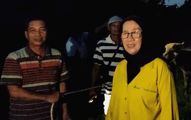 Anggota DPRD Kalteng, Siti Nafsiah (kanan) ketika memantau bantuan hewan ternak kepada masyarakat. (FOTO: DOK SITI NAFSIAH)