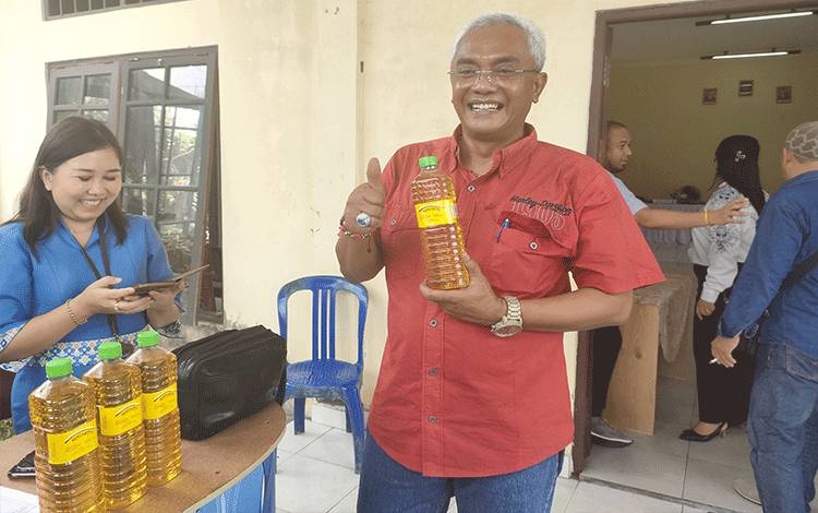 Ketua DPRD Palangka Raya Sigit Karyawan Yunianto saat memegang produk lokal minyak goreng minyak kita (Foto : Pathur)