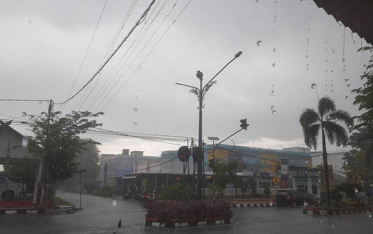 Hujan lebat mengguyur Kecamatan Arut Selatan, Kabupaten Kotawaringin Barat, Kamis, 28 Desember 2023 sore. (FOTO: NURITA)