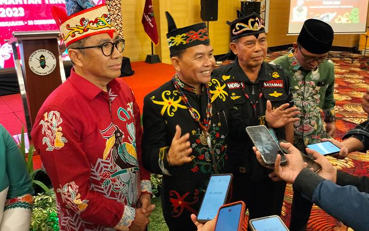 Ketua DAD Kalteng, Agustiar Sabran memberikan keterangan kepada awak media dalam rapat koordinasi kelembagaan adat Dayak se-Kalteng di Palangka Raya, Kamis, 28 Desember 2023. 