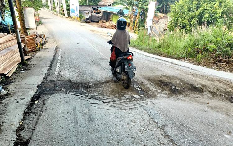 Jalan Meranti Ujung menuju jalan Lingkar Kota kondisinya saat ini rusak, Jumat 29 Desember 2023. (foto: Dhani)