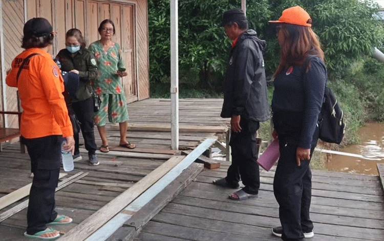 Tim BPBD Palangka Raya saat melakukan pengecekan ke lokasi jembatan ambruk akibat longsor, Jumat, 29 Desember 2023. (Foto : Pathur)