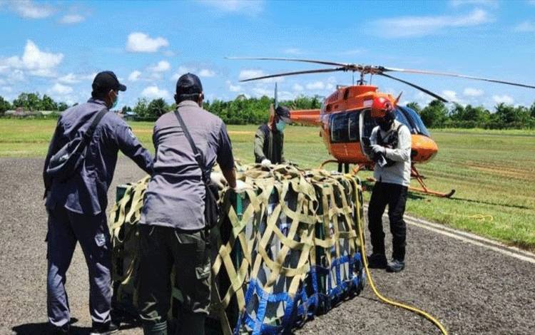 Proses pelepasliaran orangutan menggunakan helikopter untuk menuju ke Taman Nasional Bukit Baka Bukit Raya atau TNBBBR.(FOTO: Dokumentasi BKSDA Kalteng)