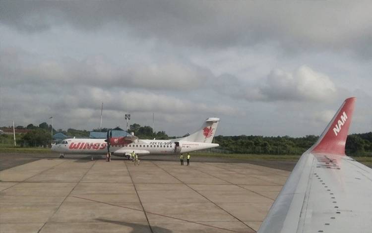 Pesawat Wings Air ATR 72 berada di Apron Bandara H Asan Sampit. (FOTO: DEWIP)