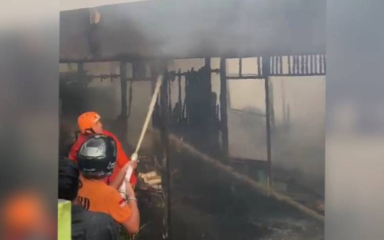 Kebakaran rumah diKelurahan Dahirang RT 04, Kecamatan Kapuas Hilir pada Jumat sore, 29 Desember 2023. (FOTO: IST)