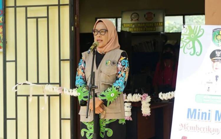 Pj Wali Kota Palangka Raya, Hera Nugrahayu saat meresmikan MPP Mini di Kelurahan Pager. (FOTO: HUMAS)