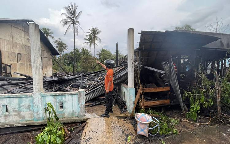 Kebakaran rumah di Kelurahan Dahirang RT.04, Kecamatan Kapuas Hilir pada Jumat sore, 29 Desember 2023. (FOTO: BPBD KAPUAS)