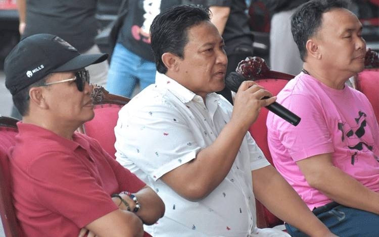 Wakil Gubernur Kalimantan Tengah (Kalteng), Edy Pratowo saat kegiatan penyaluran bantuan kepada mahasiswa di Istana Isen Mulang, Sabtu, 30 Desember 2023. (FOTO:SETDA KALTENG)