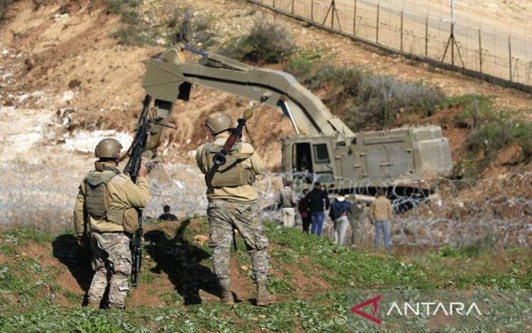 Arsip Foto - Tentara Lebanon mengamati buldoser milik Israel yang sedang digunakan untuk membangun pagar pertahanan dekat perbatasan Lebanon-Israel, Senin (23/1/2023). (ANTARA/Xinhua/Ali Hashisho/am)