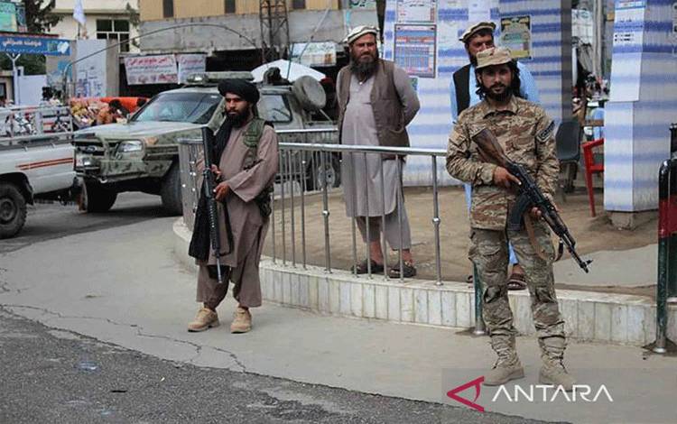 Sejumlah anggota pasukan keamanan Afghanistan berjaga di dekat lokasi sebuah ledakan di Provinsi Kunar, Afghanistan, Minggu (12/6/2022). Dilaporkan sebanyak lima orang luka-luka saat sebuah bom pinggir jalan menghantam sebuah kendaraan yang ditumpangi personel keamanan. ANTARA FOTO/Xinhua/Qazafi Mal/rwa.