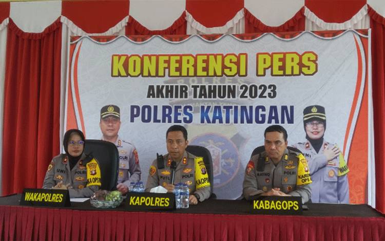 Kapolres Katingan AKBP I Gede Putu Widyana (tengah) didampingi Wakapolres Kompol Uni Subiyanti (kiri) dan Kabag Ops AKP Ratno memimpin konferensi pers akhir tahun 2023, Minggu, 31 Desember 2023.