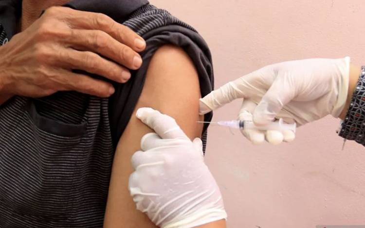 Ilustrasi - Petugas medis menyuntikkan vaksin COVID-19 kepada warga di Pusat Kesehatan Masyarakat (Pukesmas) Johan Pahlawan, Aceh Barat, Aceh, Kamis (24/11/2022). (ANTARA FOTO/Syifa Yulinnas/rwa).
