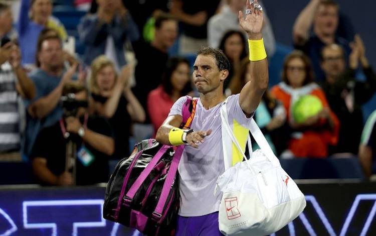 Arsip - Petenis Spanyol Rafael Nadal menyapa para penonton saat akan meninggalkan lapangan seusai dikalahkan Borna Coric dalam Cincinnati Masters di Mason, Ohio, Amerika Serikat, Rabu (17/8/2022). (ANTARA/AFP/GETTY IMAGES/Matthew Stockman.)