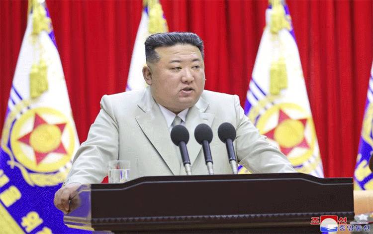Pemimpin Korea Utara Kim Jong Un menyampaikan pidato saat kunjungan ke komando angkatan laut negara itu pada 27 Agustus 2023. (KCNA/Kyodo)