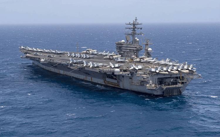 Foto arsip - Kapal induk USS Dwight D. Eisenhower (CVN 69) saat transit di Laut Arab pada 12 Juni 2020. Dari kapal induk ini, AS mengerahkan helikopter-helikopternya untuk menenggelamkan kapal-kapal Houthi yang berusaha menyerang sebuah kapal dagang di Latu Merah pada Minggu 31 Desember 2023. (U.S. Navy/MC1 Aaron Bewkes via Flickr)