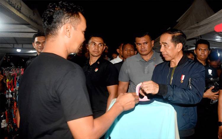 Presiden Joko Widodo melewati malam menjelang tahun baru 2024 di Surakarta, Minggu (31/12/2023). ANTARA/HO-BPMI Setpres