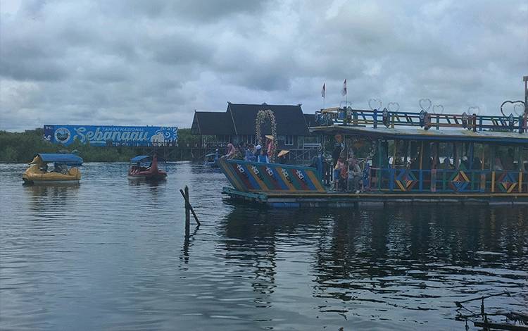 Masyarakat saat menikmati kapal susur sungai di objek Wisata Air Hitam Sabangau (Foto : PATHUR)