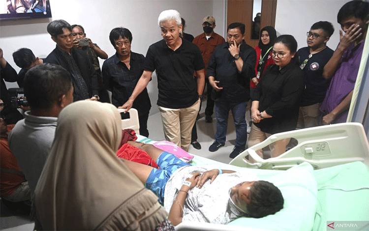 Calon presiden nomor urut 3 Ganjar Pranowo (tengah) menjenguk relawan korban penganiayaan oknum TNI yang dirawat di RSUD Pandan Arang Boyolali, Jawa Tengah, Minggu (31/12/2023). ANTARA FOTO/M Risyal Hidayat/rwa. (ANTARA FOTO/M RISYAL HIDAYAT)