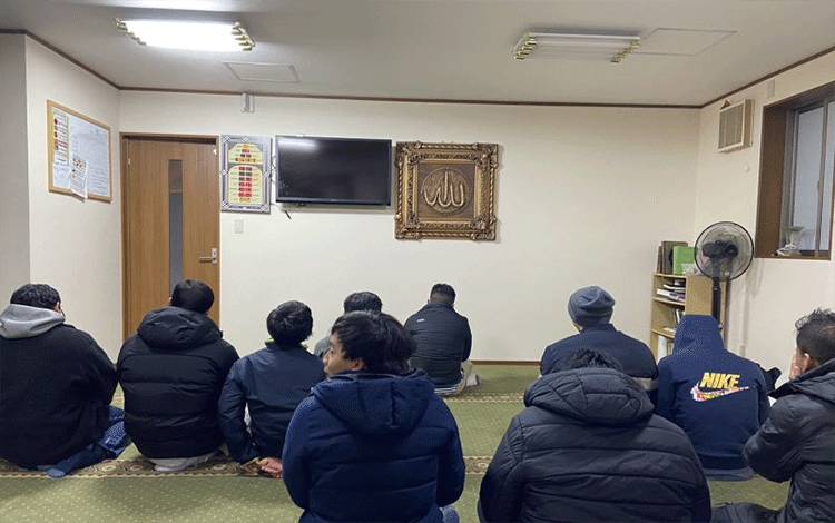 Sejumlah WNI terlihat di Masjid Kanazawa, Prefektur Ishikawa, Jepang, usai menjalankan ibadah salat Isya, pada Senin (1/1) waktu setempat. (Dian Novitasari)