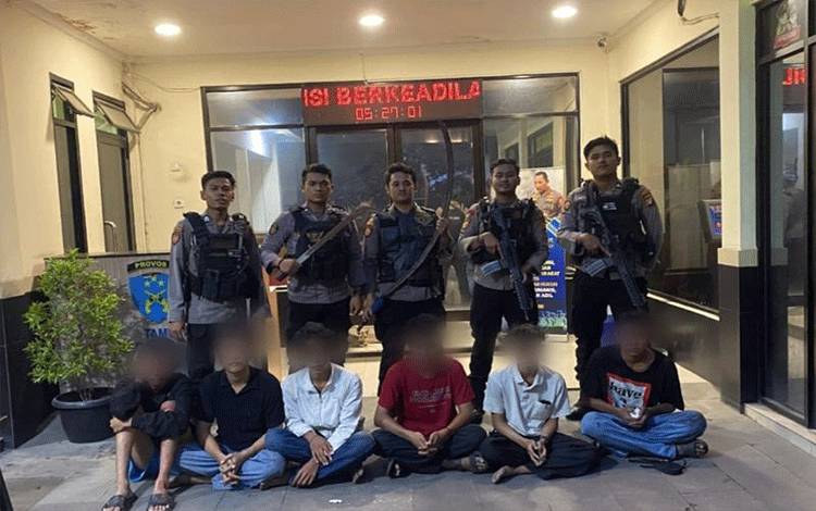 Polisi kembali menangkap enam remaja bersenjata tajam tajam yang hendak tawuran di Jalan Daan Mogot, Cengkareng, Jakarta Barat pada hari pertama Tahun Baru 2024, Senin (1/1/2024) sekira pukul 05.00 WIB. ANTARA/HO-Polres Jakbar