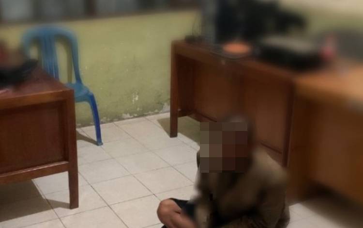 Seorang ODGJ diamankan di kantor Satpol PP dan Damkar Kapuas. (FOTO: IST)