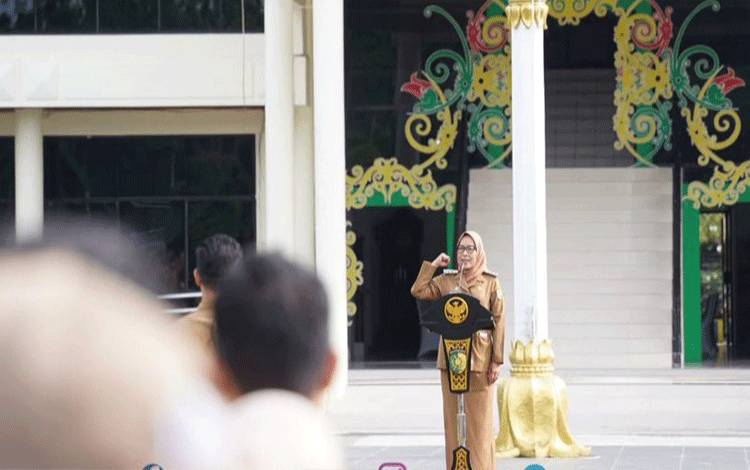 Pj Wali Kota Palangka Raya, Hera Nugrahayu, memimpin apel gabungan. (FOTO: HUMAS)