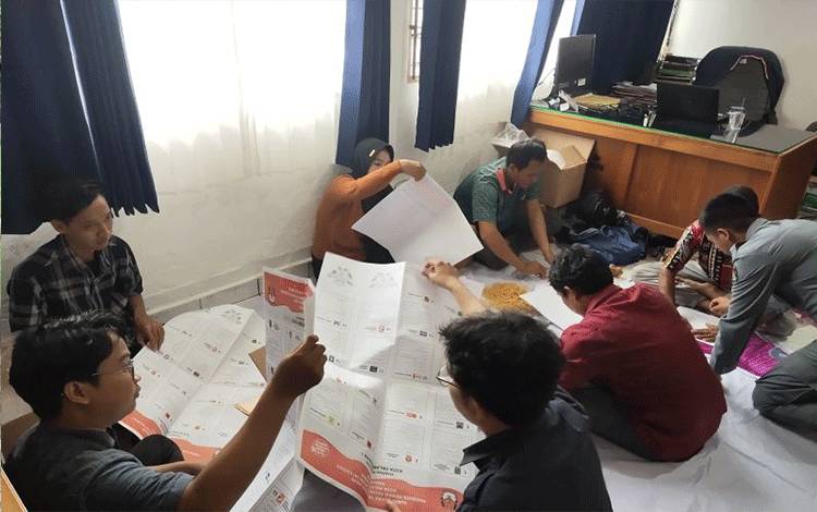Pekerja melipat surat suara di Kantor KPU Kota Palangka Raya, Kalimantan Tengah, Selasa (2/1/2024). KPU Kota Palangka Raya mulai melakukan penyortiran dan pelipatan surat suara pemilu dengan jumlah total 1.097.835 dengan melibatkan 90 warga setempat. (ANTARA/Rendhik Andika.)
