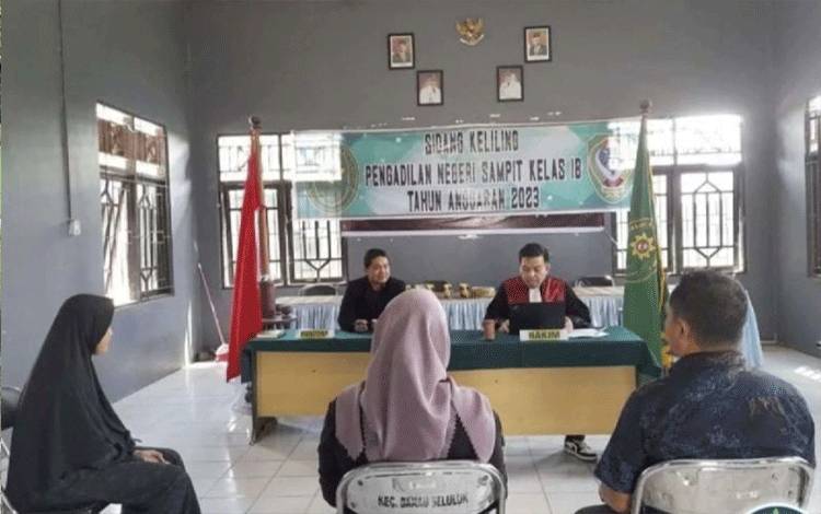 Foto Arsip - Suasana sidang keliling yang dilaksanakan Pengadilan Sampit di salah satu kecamatan di Kabupaten Seruyan, beberapa waktu lalu. (ANTARA/HO-PN Sampit)