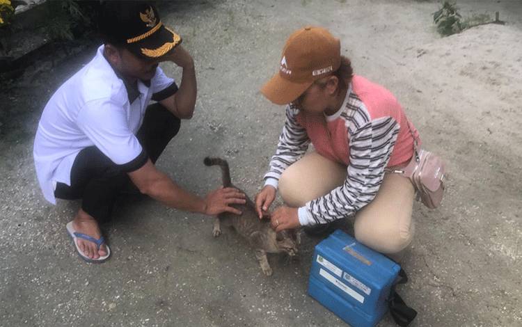 Petugas Distan Kapuas saat lakukan vaksinasi rabies. (FOTO: IST)