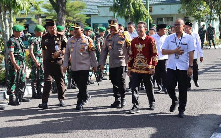 Kapolres Seruyan AKBP Priyo Purwanto bersama Forkopimda Sruyan menyambut kedatanganDanrem 102 Panju Panjung Brigjen TNI Iwan Rosandriyanto (Foto : ISTIMEWA)