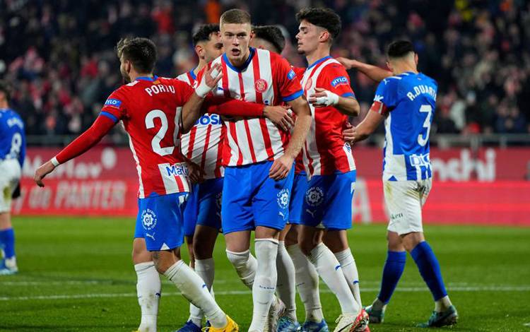 Arsip - Pemain Girona Artem Dovbyk dan rekan-rekannya merayakan gol saat melawan Deportivo Alaves 18 Desember 2023. (ANTARA/AFP/PAU BARRENA)