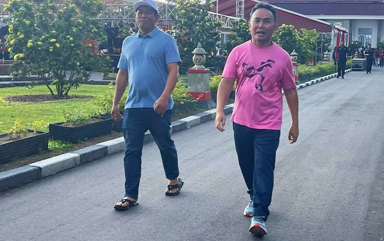 Gubenur Kalteng H Sugianto Sabran dan Ketum KONI Kalteng Rahmat Hidayat saat berbincang di Areal Istana Iseng Mulang. (FOTO: IST)
